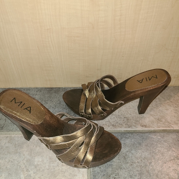 8 MIA Y2K gold weave & wooden classic mules (fits more like a 7.5) - Picture 1 of 4
